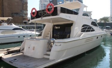 استئجار يخت فاخر في دبي مع خدمة طاقم احترافي - Fantasea 66FT.