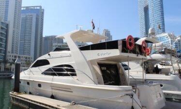رحلة بحرية رومانسية على يخت Fantasea 66FT في مياه دبي.