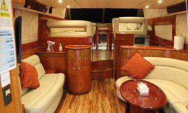 استمتع برحلة بحرية لا تُنسى على يخت Fantasea 66FT في دبي.