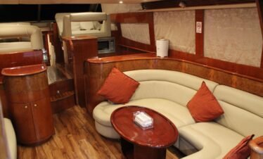 تجربة VIP فاخرة على يخت Fantasea 66FT في دبي.