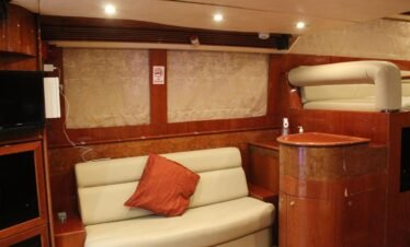 استئجار Fantasea 66FT — أفضل خيار للرحلات البحرية الخاصة في دبي.