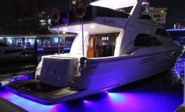 سطح يخت Fantasea 66FT المثالي للاحتفالات الخاصة في دبي.