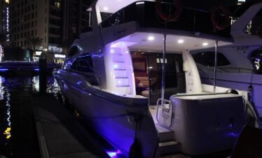 يخت Fantasea 66FT الفخم — مثالي لجولات بحرية رومانسية في دبي.