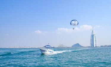 الاستمتاع برحلة باراسيلينغ فاخرة على يخت خاص في دبي