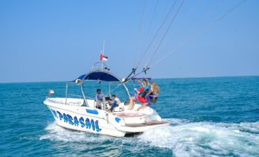 مغامرة باراسيلينغ مع إطلالات دبي الساحرة من يخت كاجدي