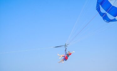 جولة باراسيلينغ مميزة على متن يخت كاجدي في دبي