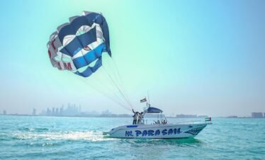 مغامرة باراسيلينغ فاخرة من يخت خاص في دبي مارينا