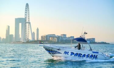 تجربة باراسيلينغ فاخرة على متن يخت كاجدي في دبي مارينا