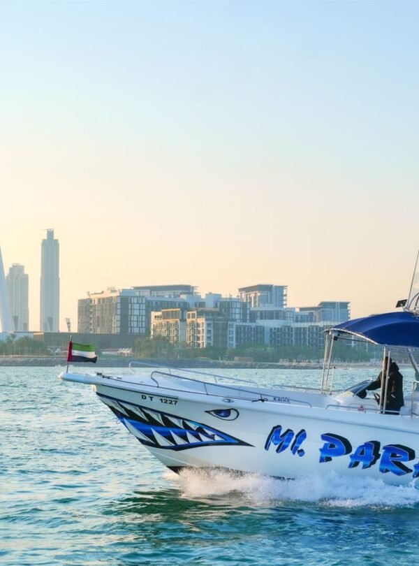 تجربة باراسيلينغ فاخرة على متن يخت كاجدي في دبي مارينا