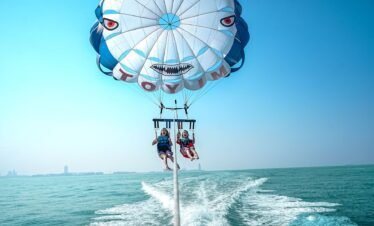 مغامرة باراسيلينغ فوق أفق دبي من يخت كاجدي