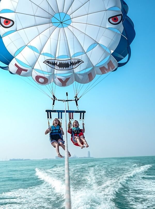 مغامرة باراسيلينغ فوق أفق دبي من يخت كاجدي