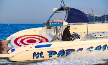 باراسيلينغ فوق مياه دبي الصافية من يخت كاجدي الفاخر