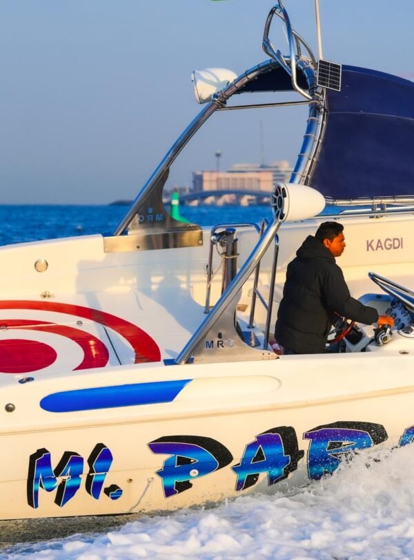 باراسيلينغ فوق مياه دبي الصافية من يخت كاجدي الفاخر