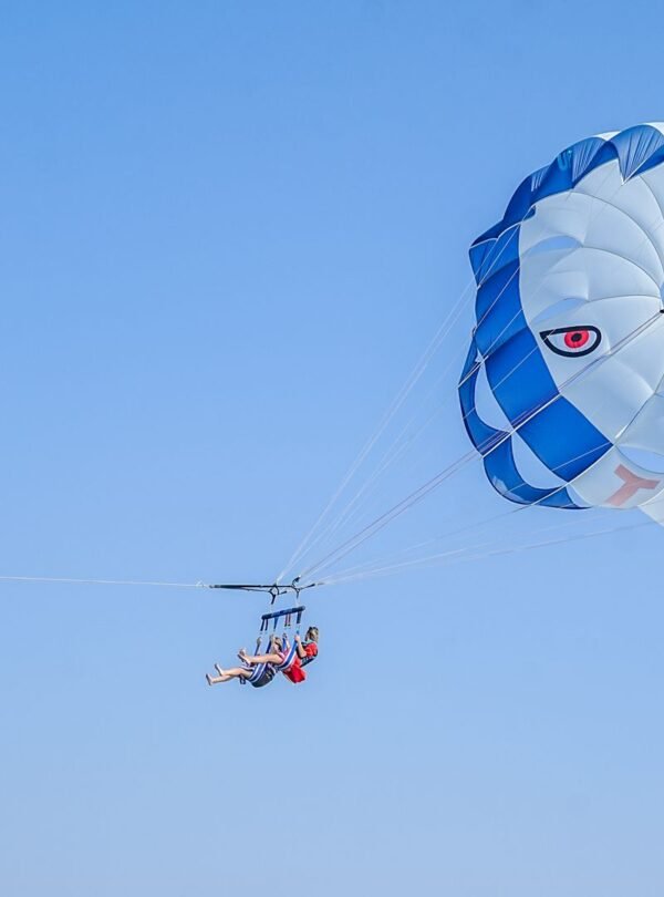 تجربة باراسيلينغ خلابة على متن يخت كاجدي في دبي