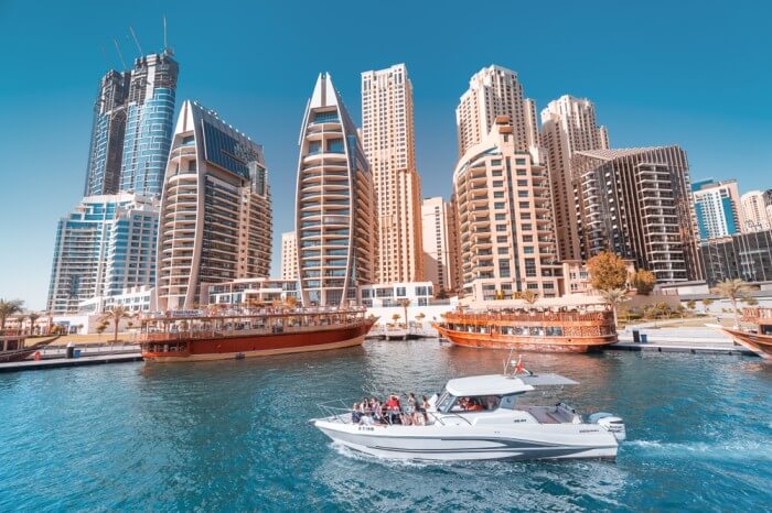 جولة بحرية فاخرة في مارينا دبي 2025 – اليخوت، الأبراج، والرفاهية المطلقة
